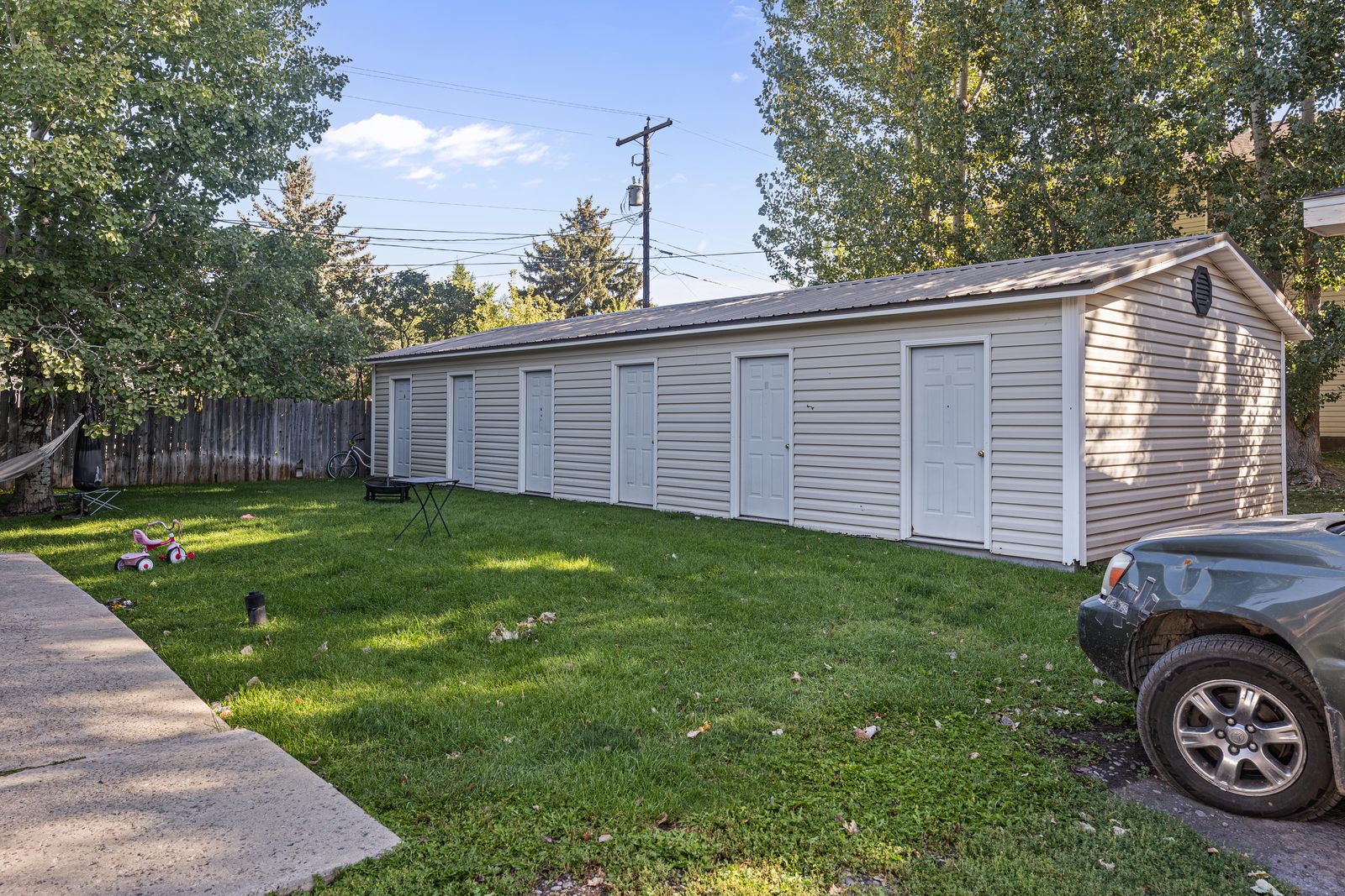 Storage building with twelve units