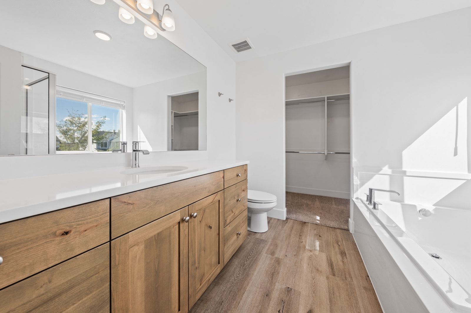 Owner's bath with soaking tub